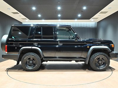 TOYOTA LAND CRUISER 70 - 6