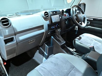 TOYOTA LAND CRUISER 70 - 9