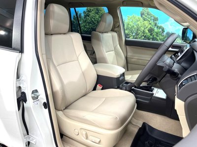 TOYOTA LAND CRUISER PRADO - 8