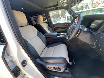 2025 Lexus GX thumbnail 35