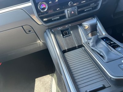 2025 Lexus GX thumbnail 28