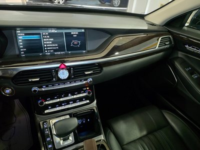 2017 Genesis EQ900 thumbnail 11