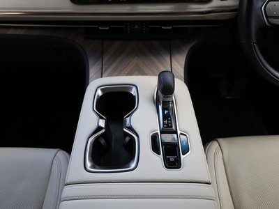 صورة 10 لـ 2024 Lexus LM