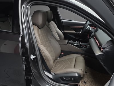 2025 BMW 5 SERIES — миниатюра 12
