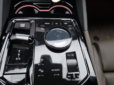 2025 BMW 5 SERIES — миниатюра 24
