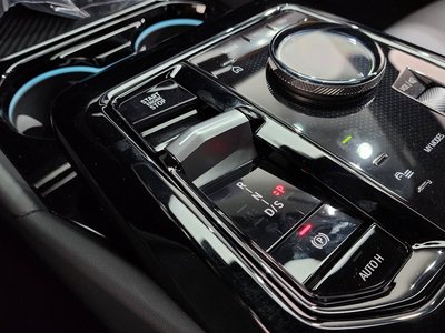 2025 BMW 5 SERIES — миниатюра 12