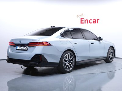 2025 BMW 5 SERIES — фото 2