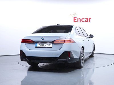 2025 BMW 5 SERIES — фото 4