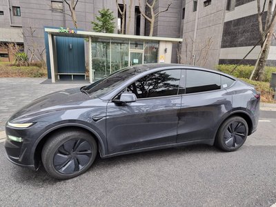 TESLA MODEL Y - 3