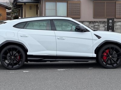 LAMBORGHINI URUS - 3
