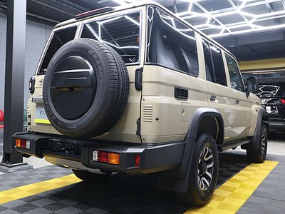 TOYOTA LAND CRUISER 70 - 9