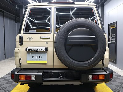 TOYOTA LAND CRUISER 70 - 10