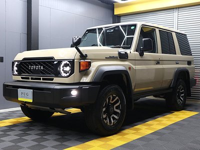 TOYOTA LAND CRUISER 70 - 8