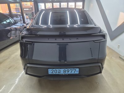 TESLA MODEL Y - 7
