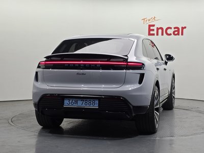 PORSCHE MACAN - 4