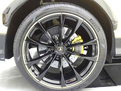 LAMBORGHINI URUS - 10