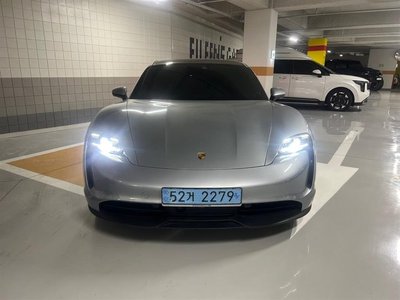 PORSCHE TAYCAN - 1