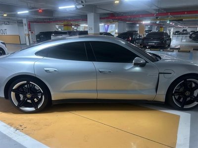 PORSCHE TAYCAN - 6