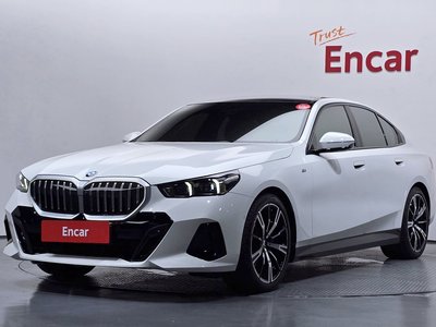 2023 BMW 5 SERIES photo 1