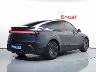 TESLA MODEL Y - 3
