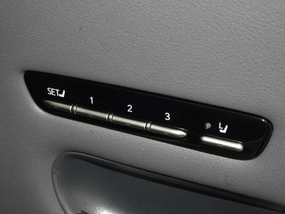2025 Lexus LS — миниатюра 16