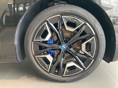 BMW IX - 6