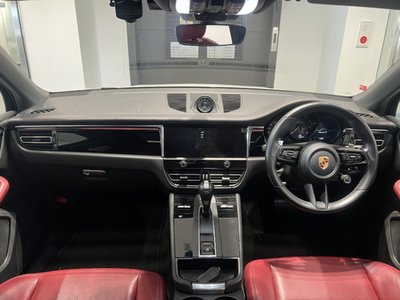 PORSCHE MACAN - 8
