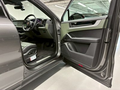 2023 Porsche CAYENNE thumbnail 22