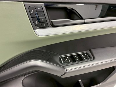 2023 Porsche CAYENNE thumbnail 24