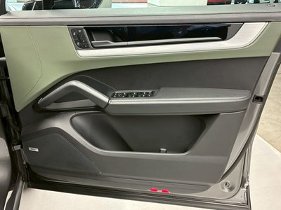 2023 Porsche CAYENNE thumbnail 23
