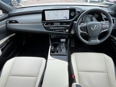 صورة مصغرة 11 لـ 2023 Lexus ES