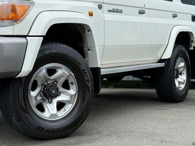 TOYOTA LAND CRUISER 70 - 10