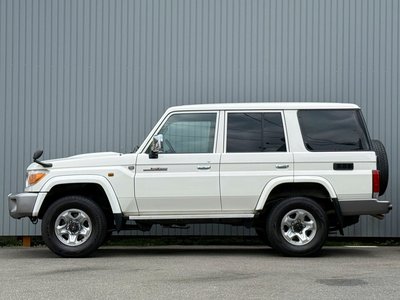 TOYOTA LAND CRUISER 70 - 8