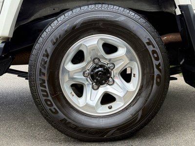 TOYOTA LAND CRUISER 70 - 9