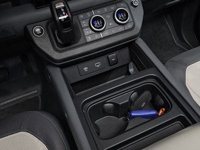 LAND ROVER DEFENDER - 9