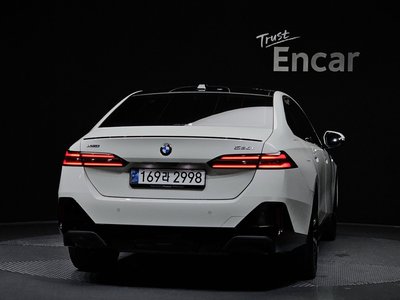 2024 BMW 5 SERIES photo 4