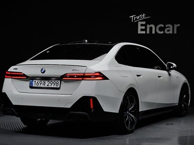 2024 BMW 5 SERIES photo 3