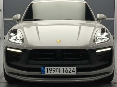 PORSCHE MACAN - 1