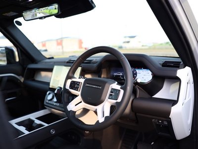 LAND ROVER DEFENDER - 8