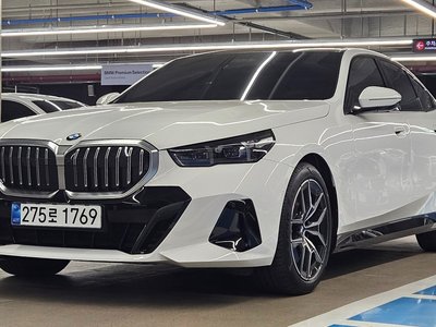 BMW 5 SERIES - 1