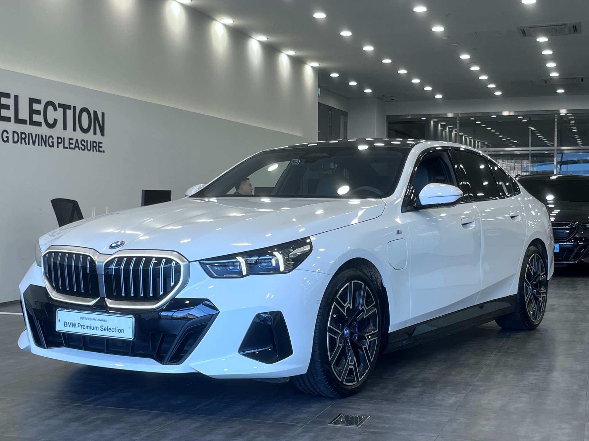 BMW 5 SERIES - View 1