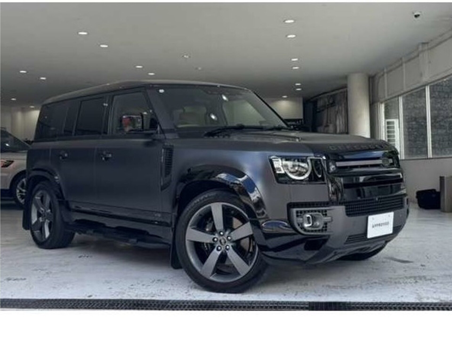 LAND ROVER DEFENDER - View 1