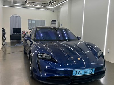 PORSCHE TAYCAN - 7
