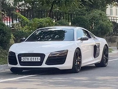AUDI R8 - 1