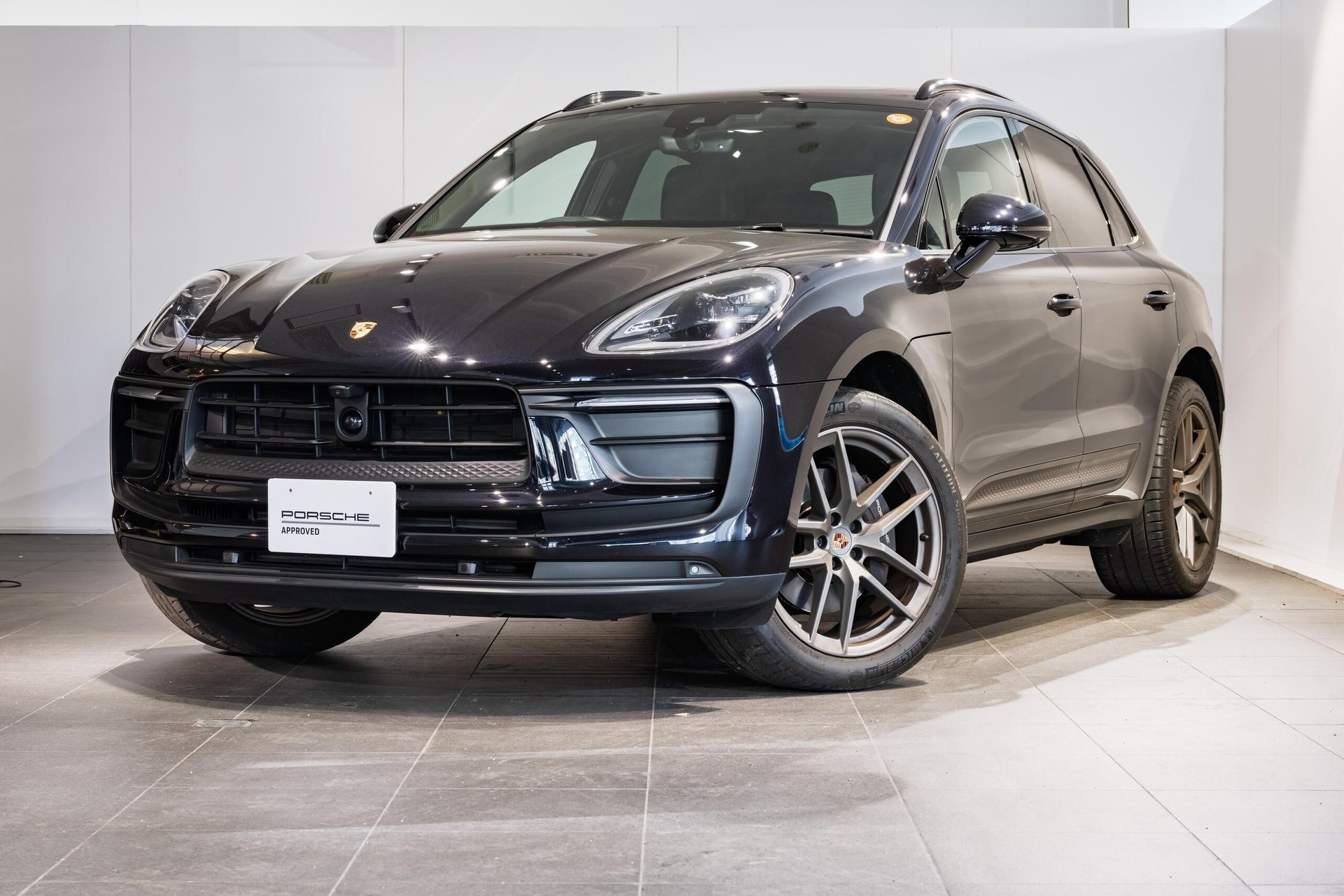PORSCHE MACAN - View 1