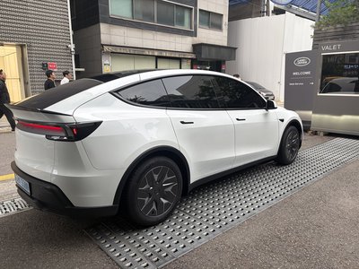TESLA MODEL Y - 4