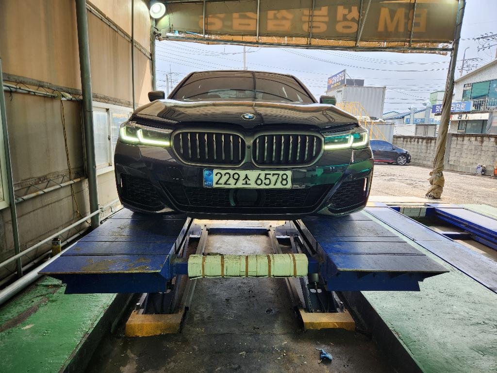 BMW 5 SERIES - View 1