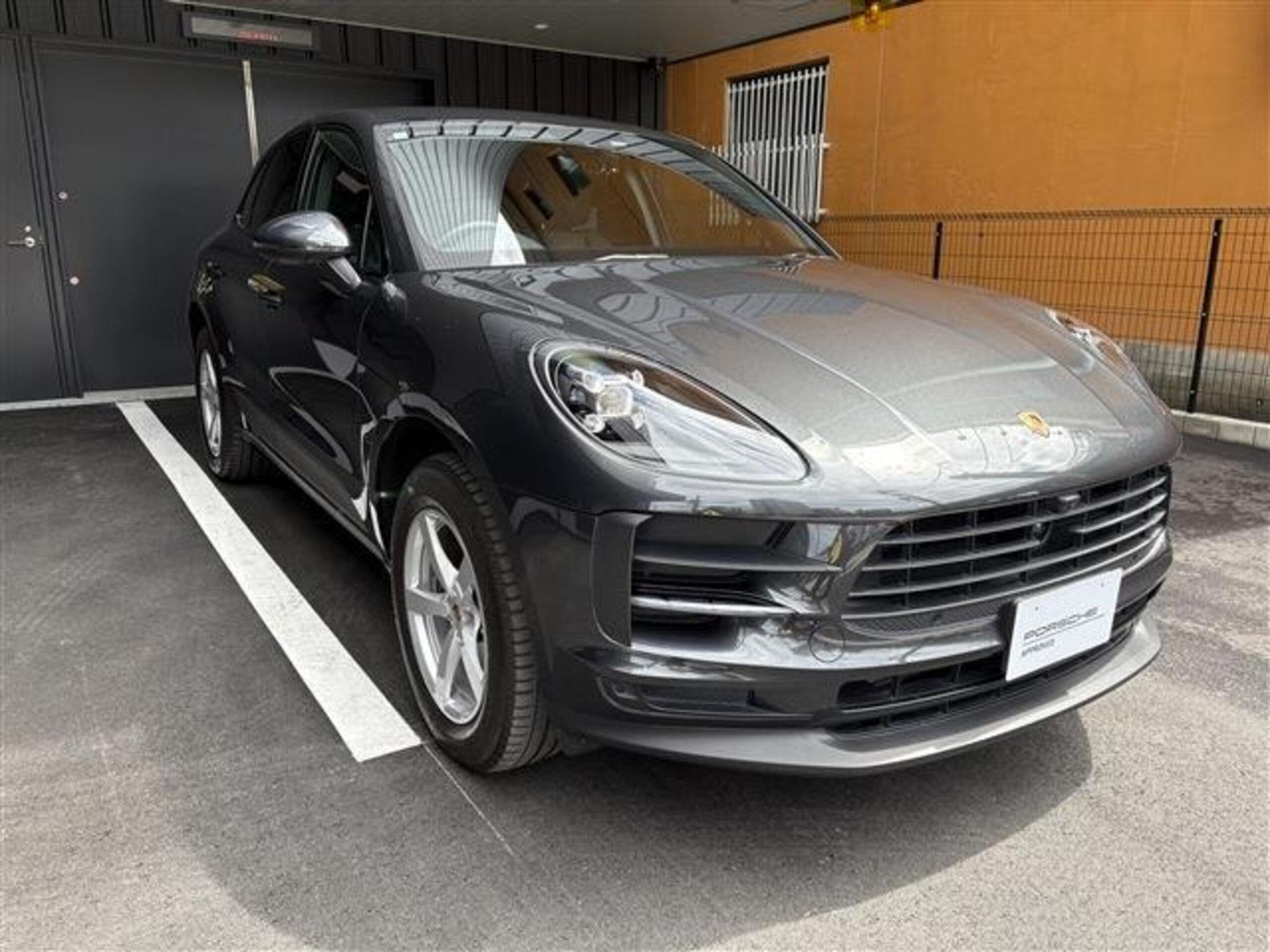 PORSCHE MACAN - View 1