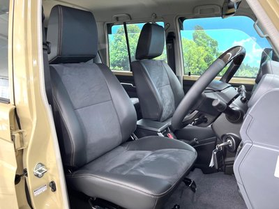 TOYOTA LAND CRUISER 70 - 9