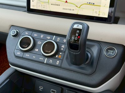 LAND ROVER DEFENDER - 10